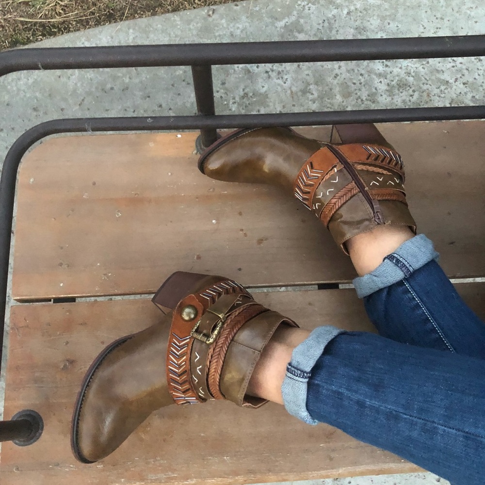 BROWN FAUX LEATHER WESTERN BOOTS - Picture 5 of 8